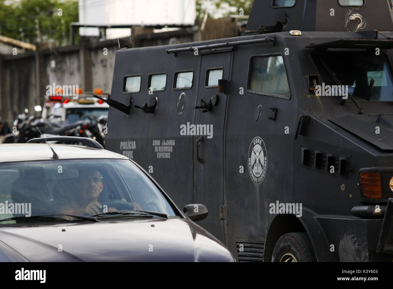 La polizia veicoli blindati in un'operazione per la lotta contro il traffico di droga al Manguinhos favela, Rio de Janeiro, Brasile Foto Stock