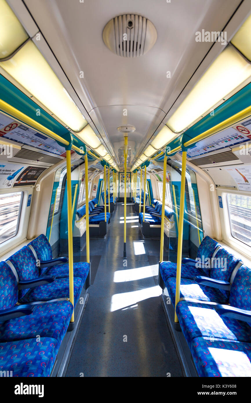 L'interno di una metropolitana Jubilee line vagone ferroviario, London, Regno Unito Foto Stock