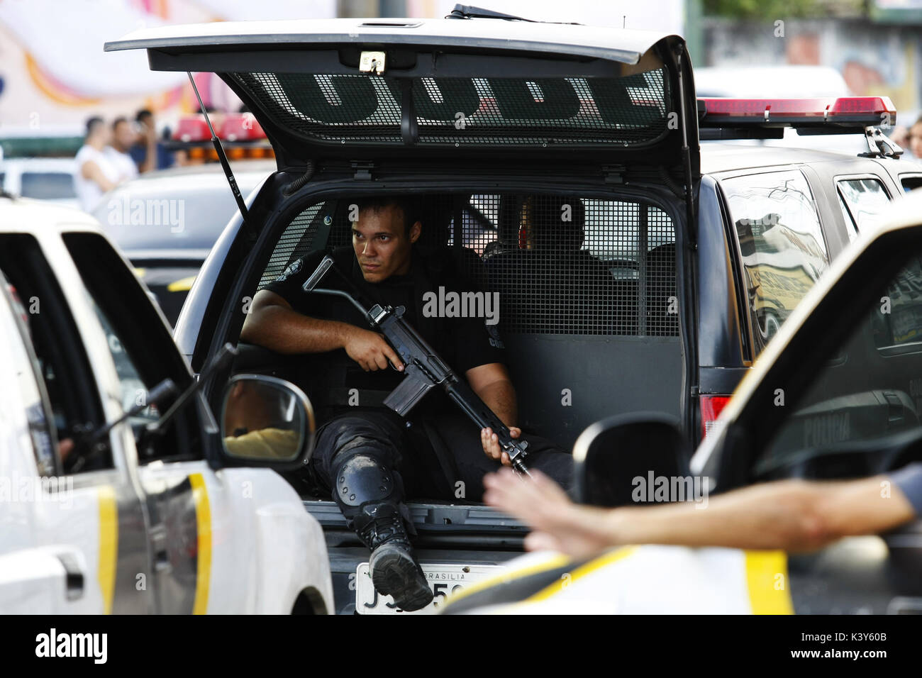 Operazione di polizia per combattere il traffico di droga al Manguinhos favela, Rio de Janeiro, Brasile Foto Stock