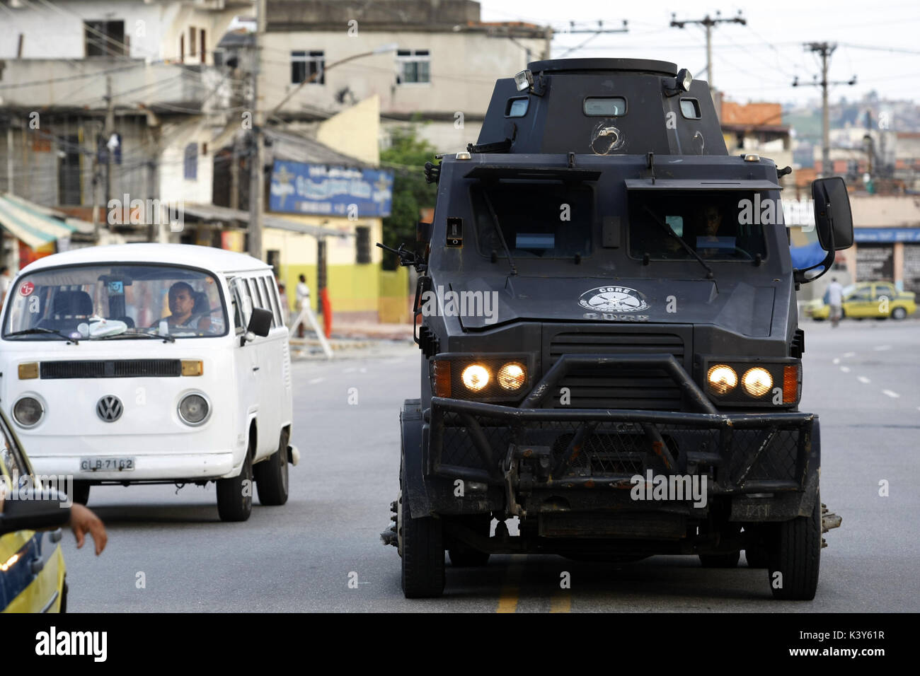 La polizia veicoli blindati in un'operazione per la lotta contro il traffico di droga al Manguinhos favela, Rio de Janeiro, Brasile Foto Stock