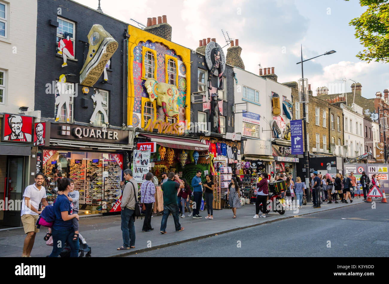 Una vista di occupato di Camden Town High Street a Londra. Foto Stock