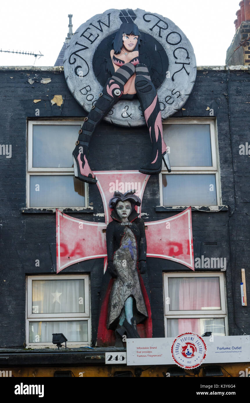 New Rock Stivali e scarpe è un negozio presso la cittadina di Camden High Street a Londra, Regno Unito. Foto Stock