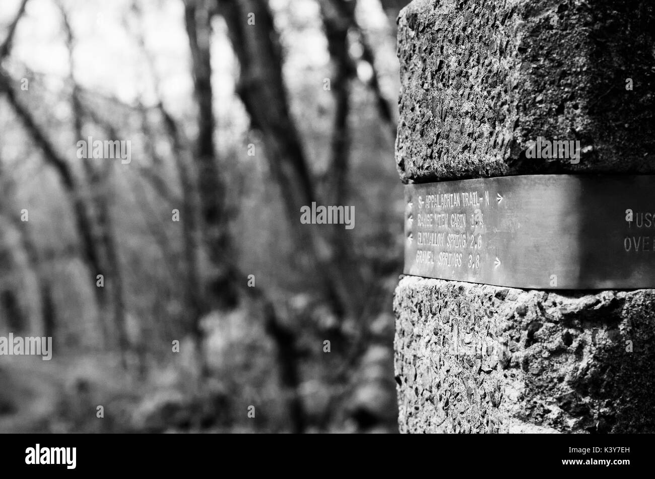 Un marcatore di calcestruzzo post per Appalachian treno nel Parco Nazionale di Shenandoah Foto Stock