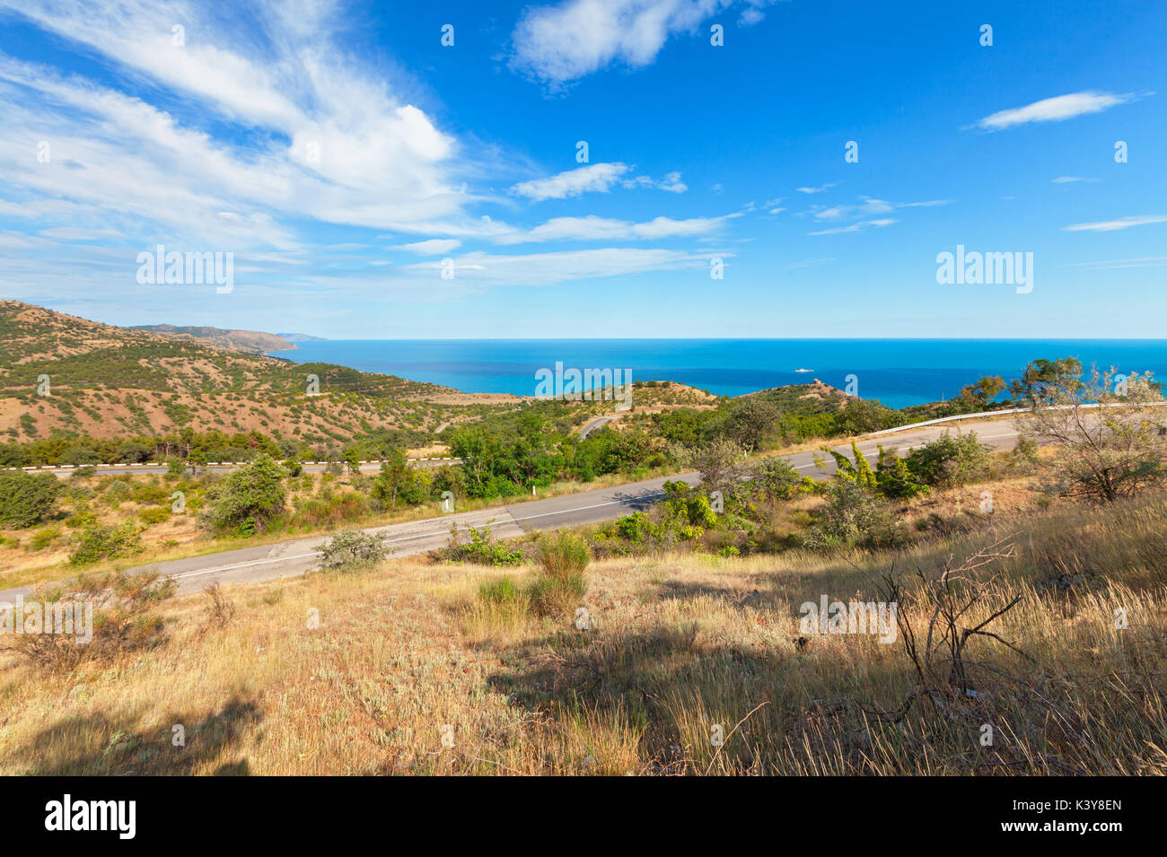 La strada attraverso le colline vicino alla costa. La penisola di Crimea, la costa del Mar Nero Foto Stock