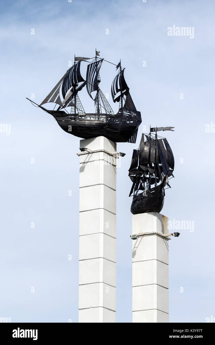 Frammento di un monumento - stele con mockups di navi a vela (pacchetto barche) in Petropavlovsk-Kamchatsky città. Foto Stock