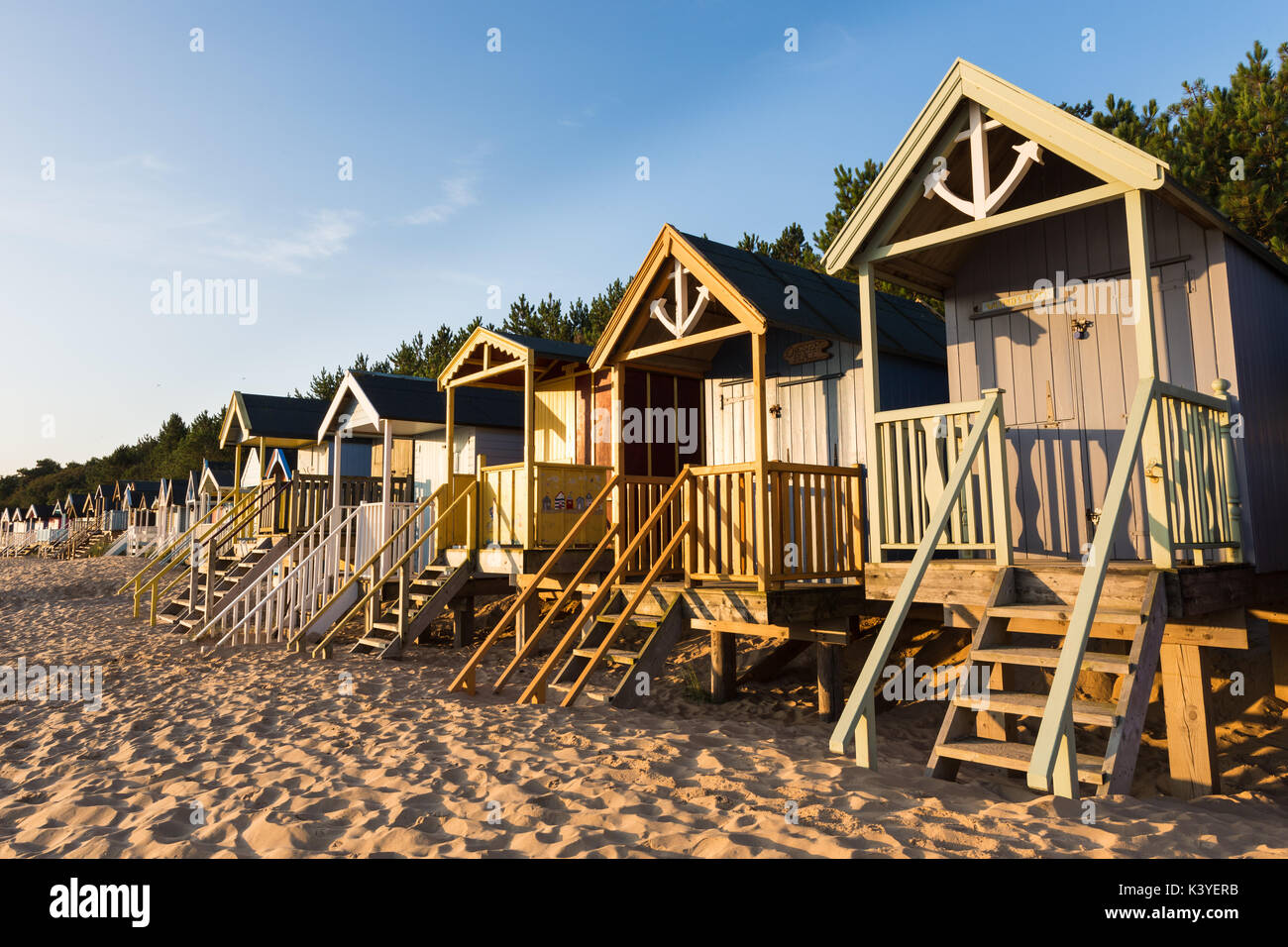 Ombrelloni sulla spiaggia di pozzi di sunrise. Foto Stock