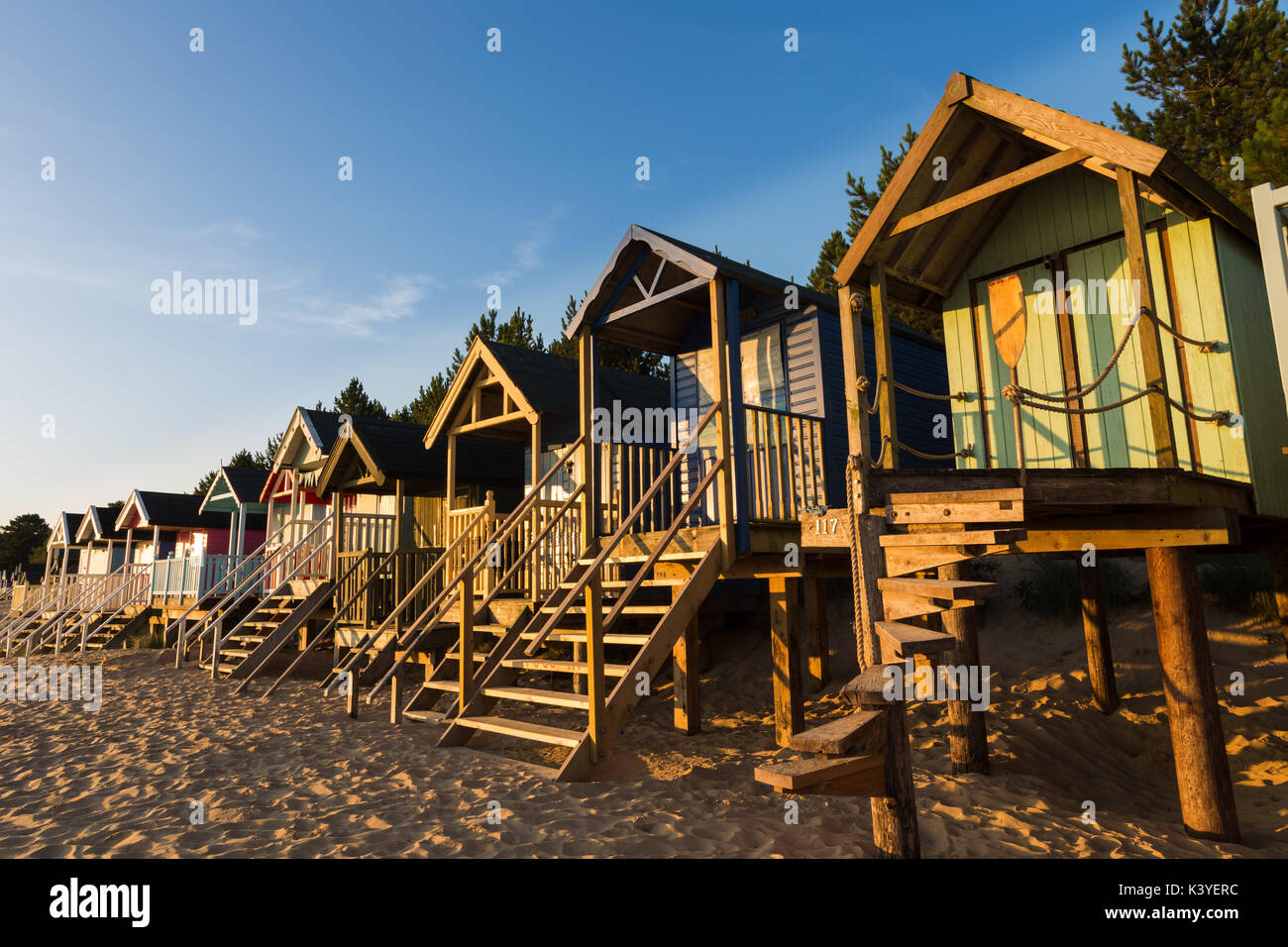 Ombrelloni sulla spiaggia di pozzi, Norfolk a sunrise. Foto Stock