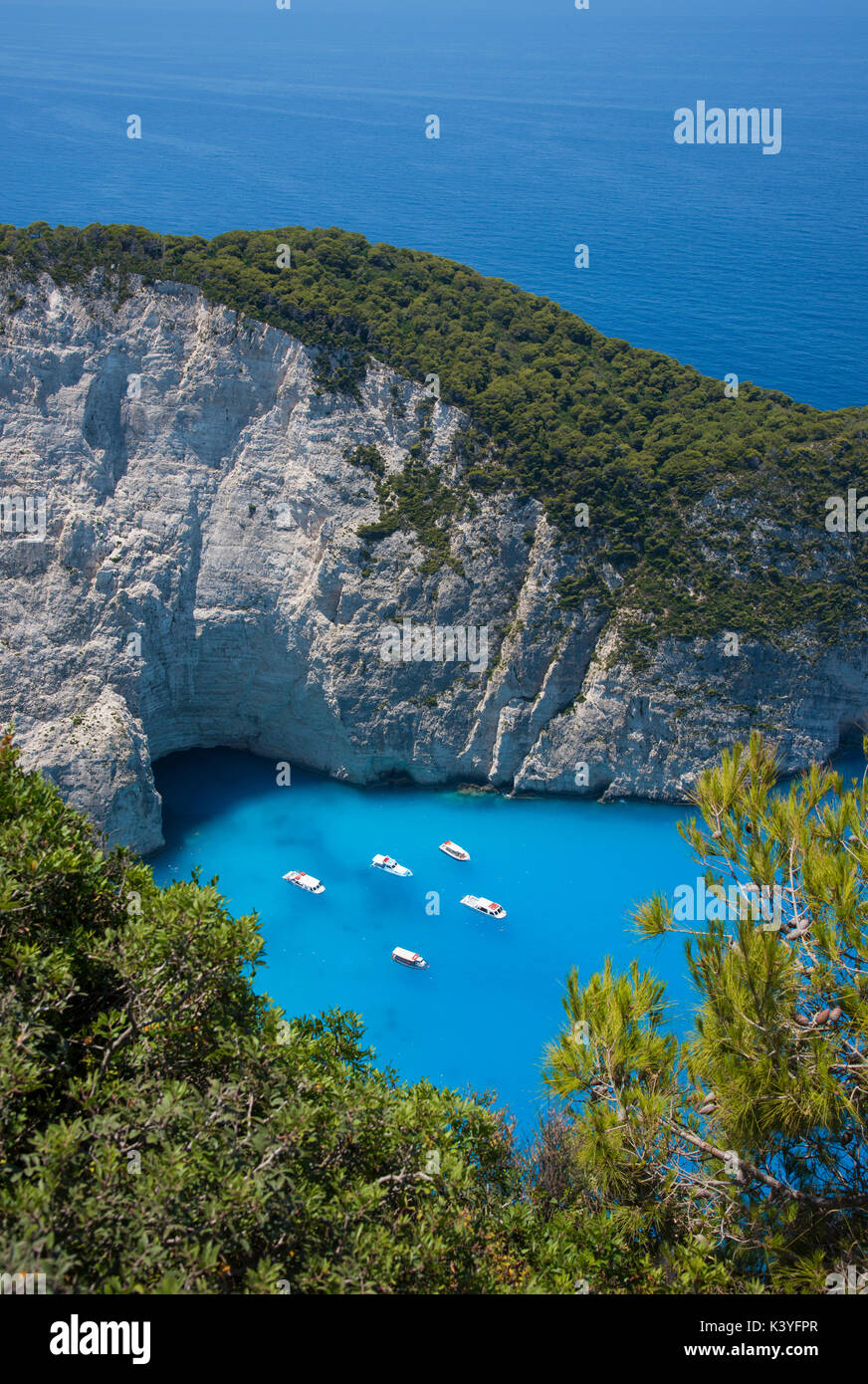 Barche ormeggiate alla spiaggia del relitto sull'isola di Zante in Grecia Foto Stock