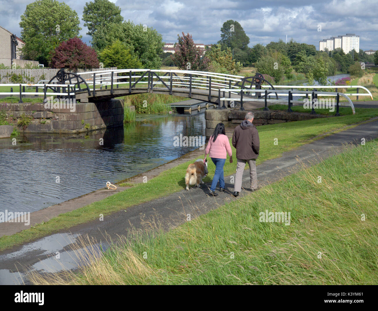 Giovane camminando loro nebbia sul canale di Forth e Clyde ponte girevole vicino knightswood glasgow Foto Stock