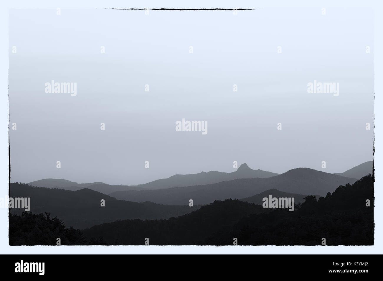Bianco & Nero resa semplice NC Mountain Range monti Appalachi - bianchi, neri, Grays compongono questa immagine. Foto Stock
