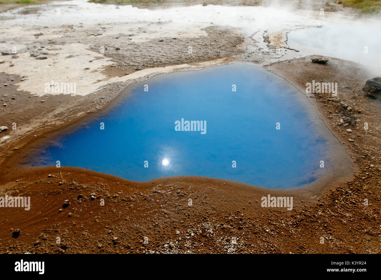 Parco Geyser in Islanda - un pool di blu per la cottura a vapore di acqua calda in uno dei fori nel terreno. Foto Stock
