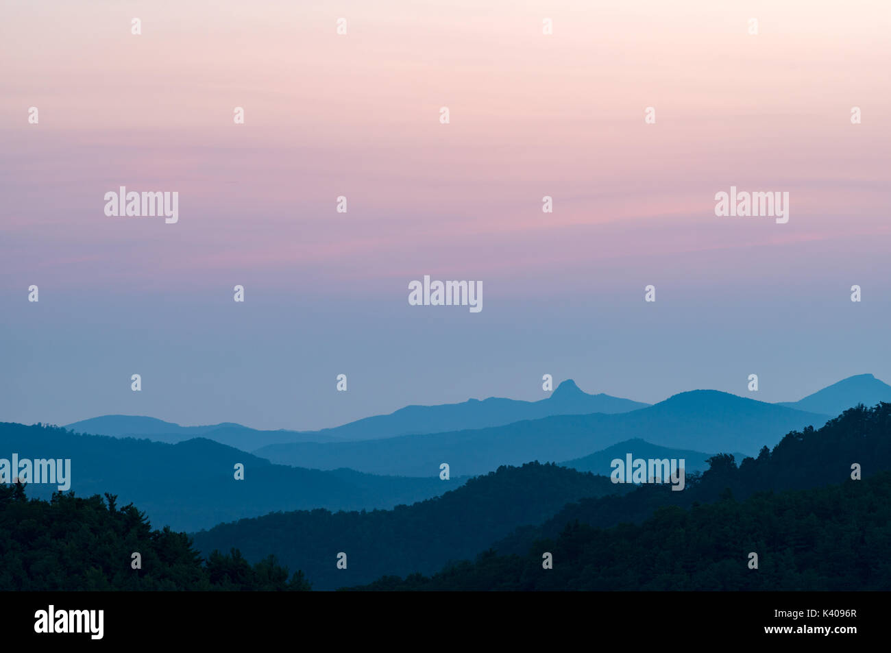 Artistici e Minimal Sunset Carolina del Nord le montagne - calmante e rilassante - Tramonto Montagna - Mountain Range Sky ancora Rosso Post luce del tramonto Foto Stock