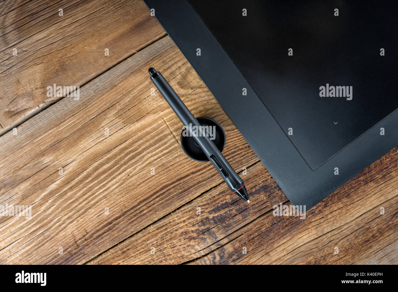 Tavoletta grafica Pen & Touch su uno sfondo di legno Foto Stock