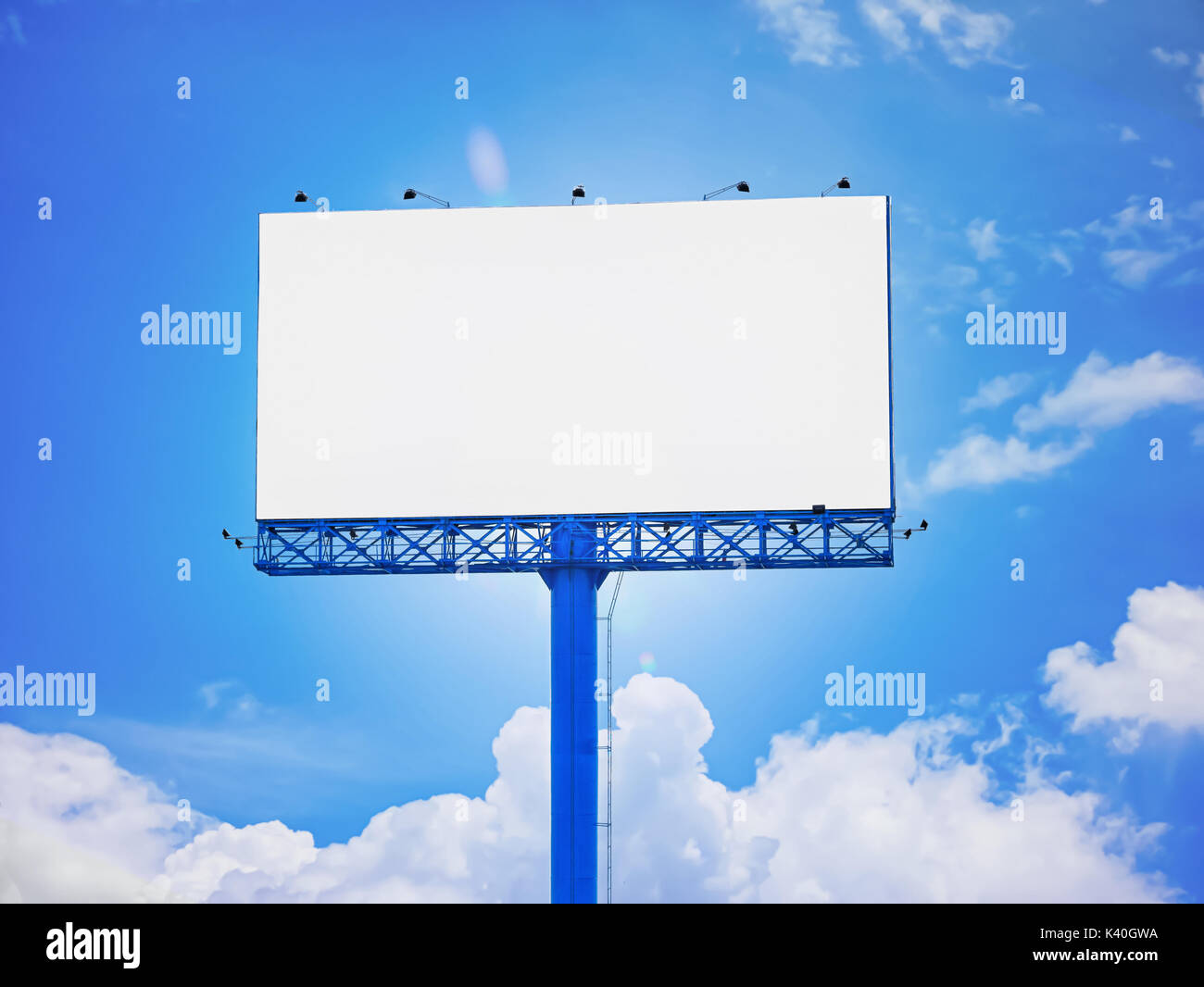 Vuoto tabellone pubblicitario di cielo blu background appositamente per l'aggiunta o l'applicazione di immagini pubblicitarie, grafici o immagini su area bianca. Foto Stock
