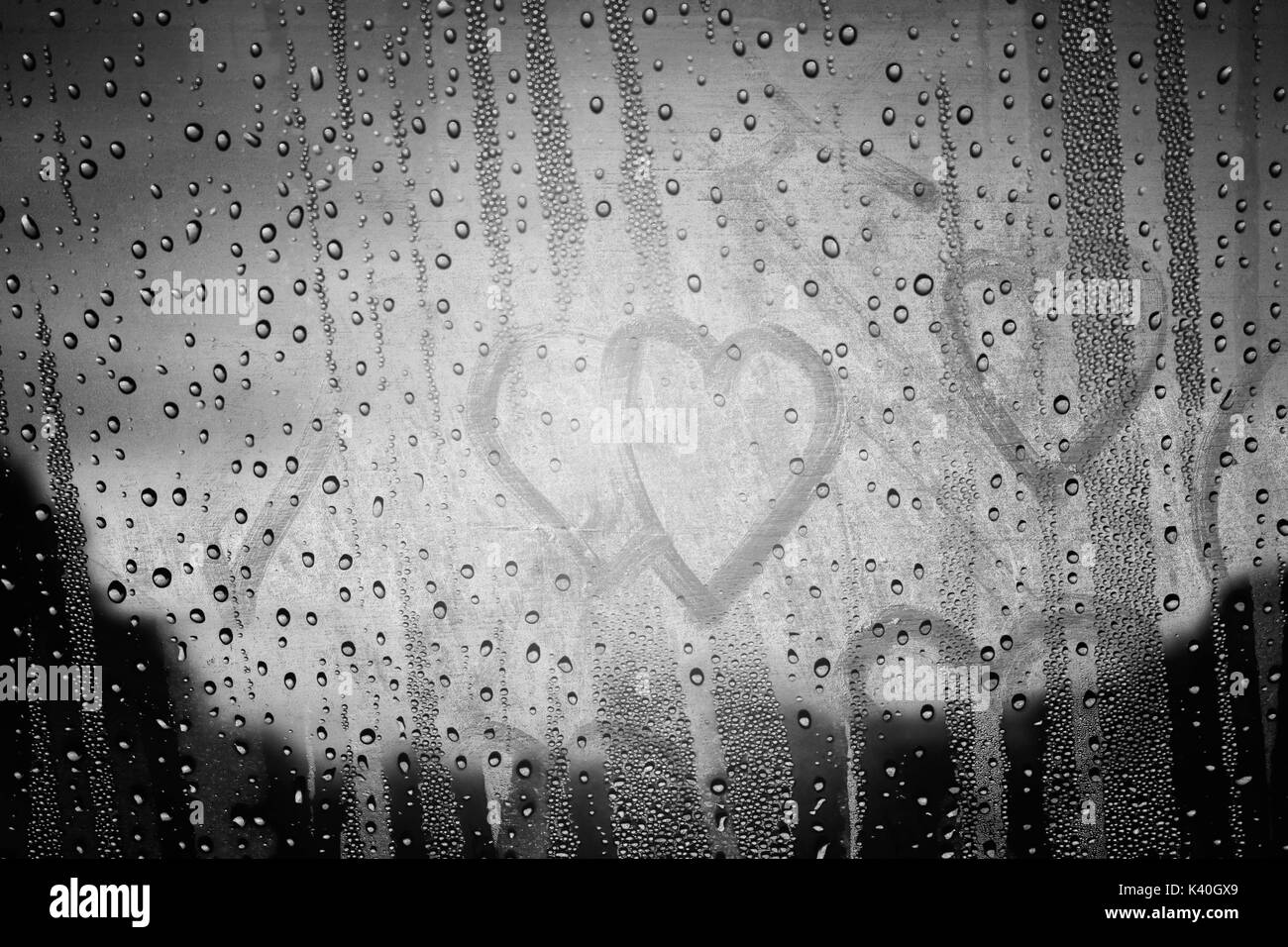 Cuore in vetro e le goccioline di acqua con il bianco e nero. Foto Stock