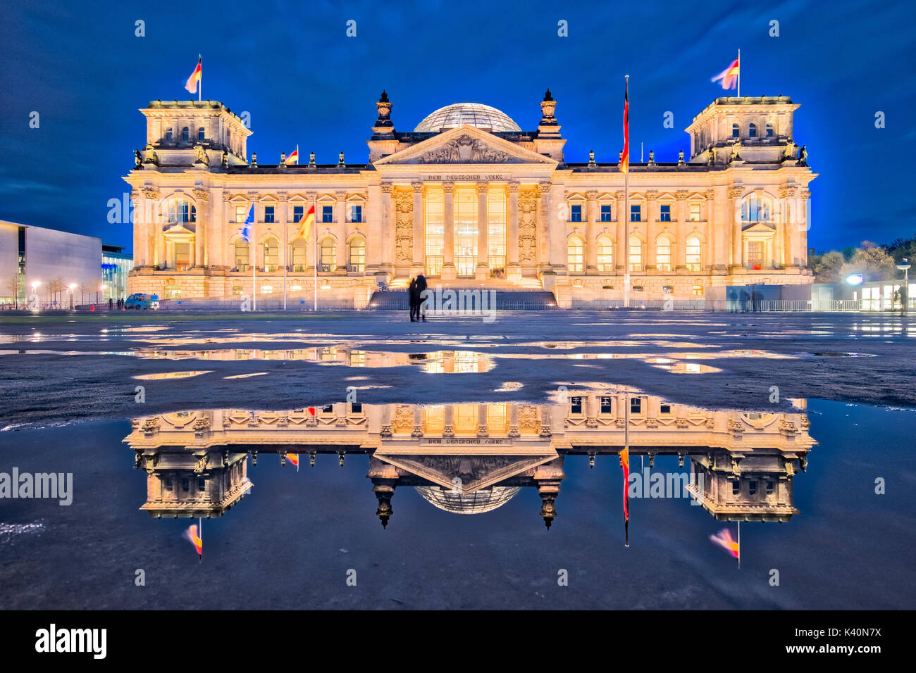 L'edificio del Reichstag di notte a Berlino. (La dedizione Dem deutschen Volke, significato per il popolo tedesco, può essere visto sul fregio) Foto Stock