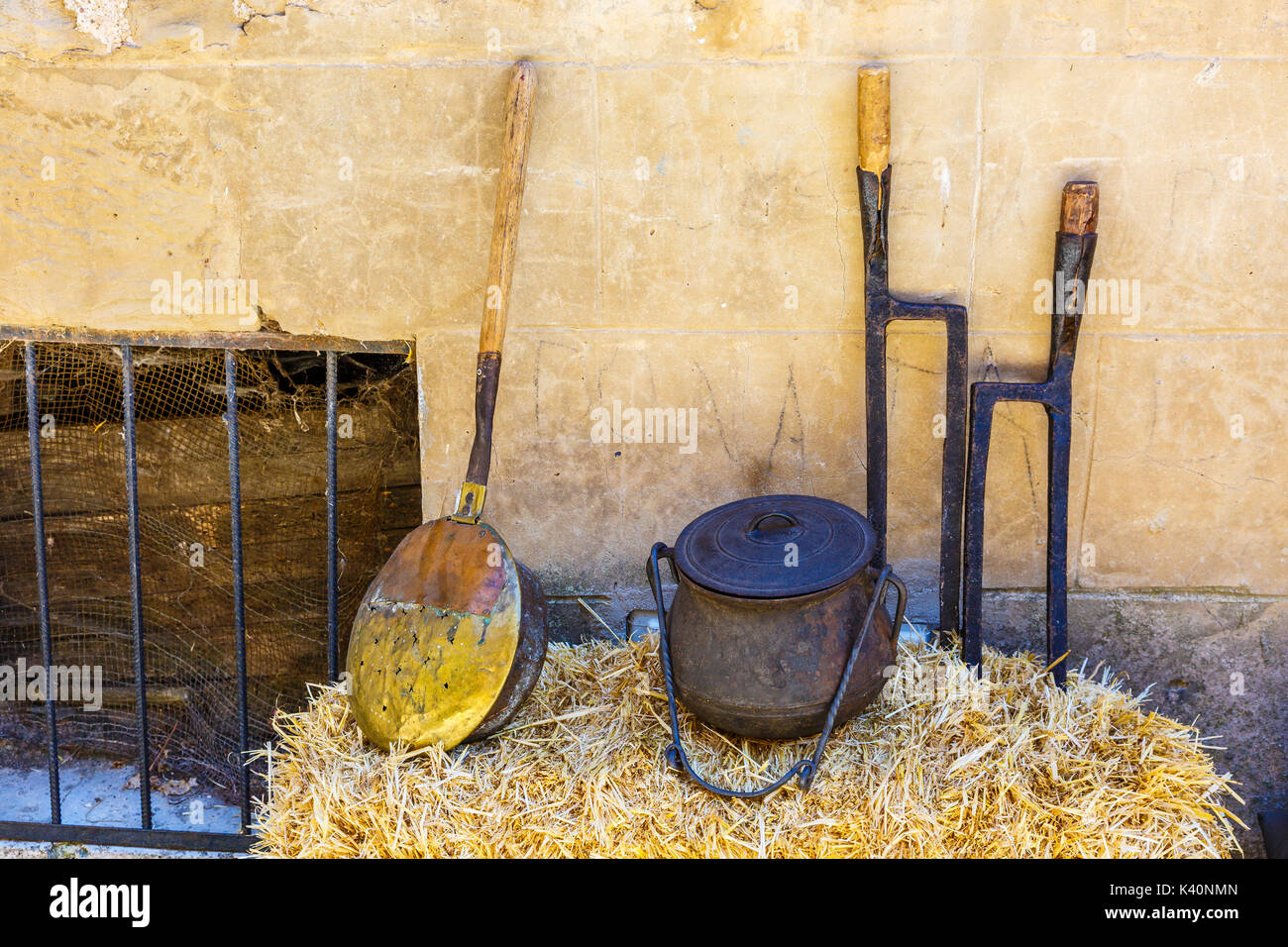 Forche, calderone e bedwarmer. Fascino Week 2016. Bargota, Navarra, Spagna, Europa. Foto Stock