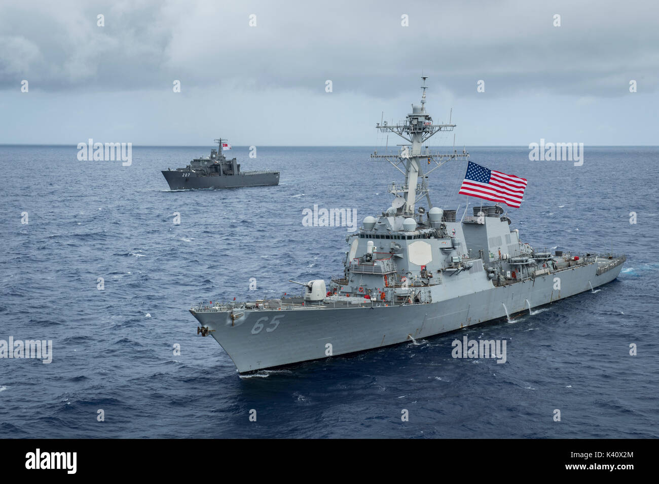 Il Arleigh Burke-class guidato-missile destroyer USS Benfold (DDG 65) e Repubblica di Singapore della Marina (RSN) RSS Endurance (LST 207), Foto Stock