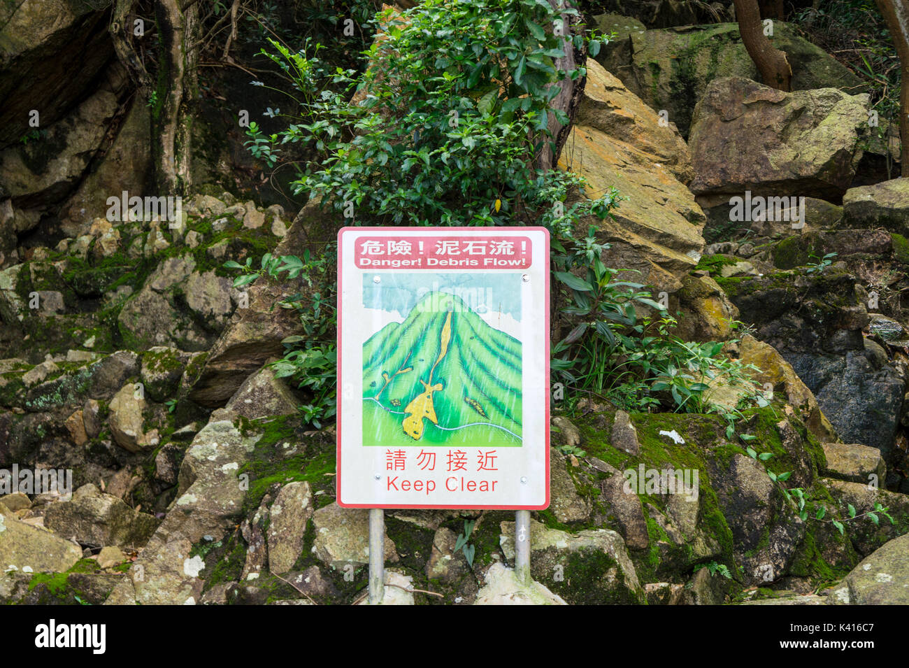 Segno di avvertimento di caduta di rocce e detriti nella RAS di Hong kong Foto Stock