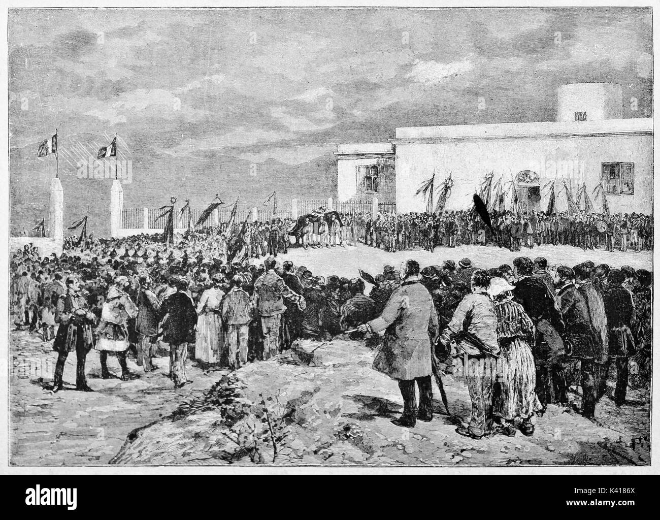 La folla di popolo antico disposti in quadrato partecipare ai funerali di Garibaldi a Caprera. Da E. Matania pubblicato su Garibaldi e i suoi tempi Milano Italia 1884 Foto Stock