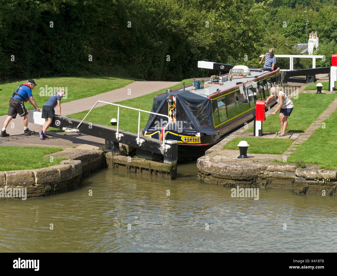 Famiglia di vacanzieri navigazione foxton si blocca sul Grand Union Canal in una casa galleggiante, leicestershire, England, Regno Unito Foto Stock