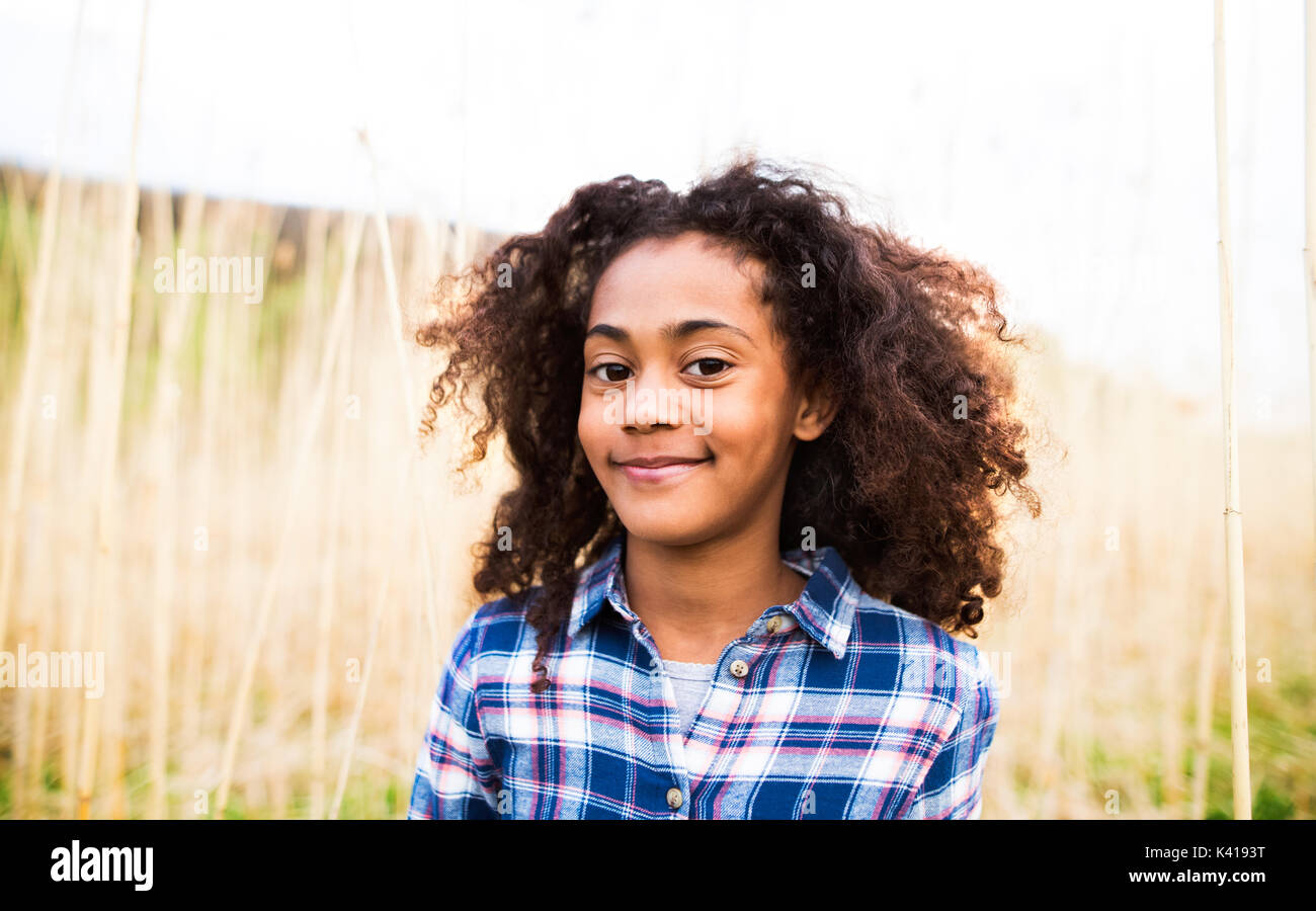 African American Girl in maglietta controllati in esterno e in campo. Foto Stock