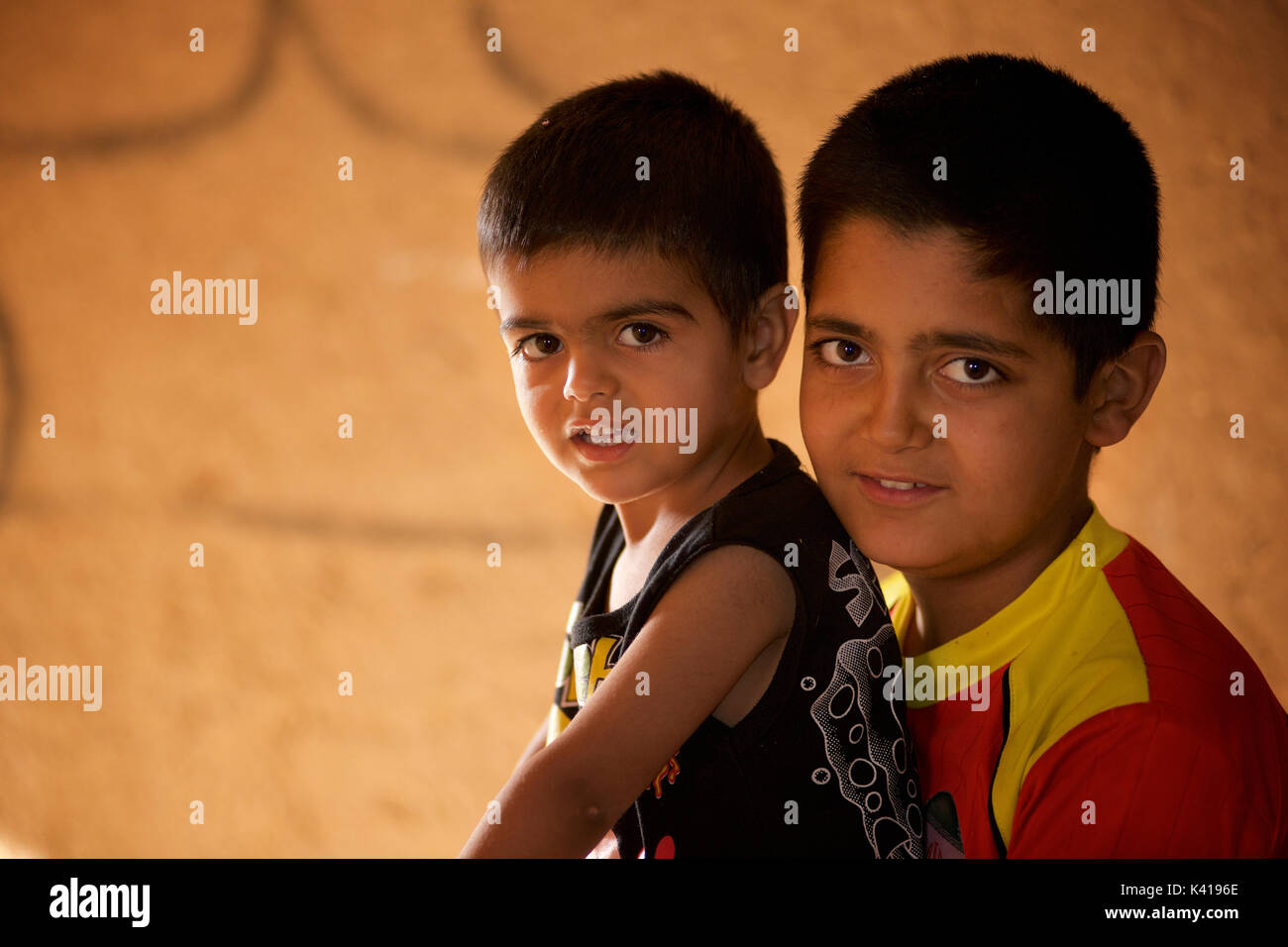 Iranan fratelli in sella ad una bicicletta nei vicoli di Yazd, Iran Foto Stock