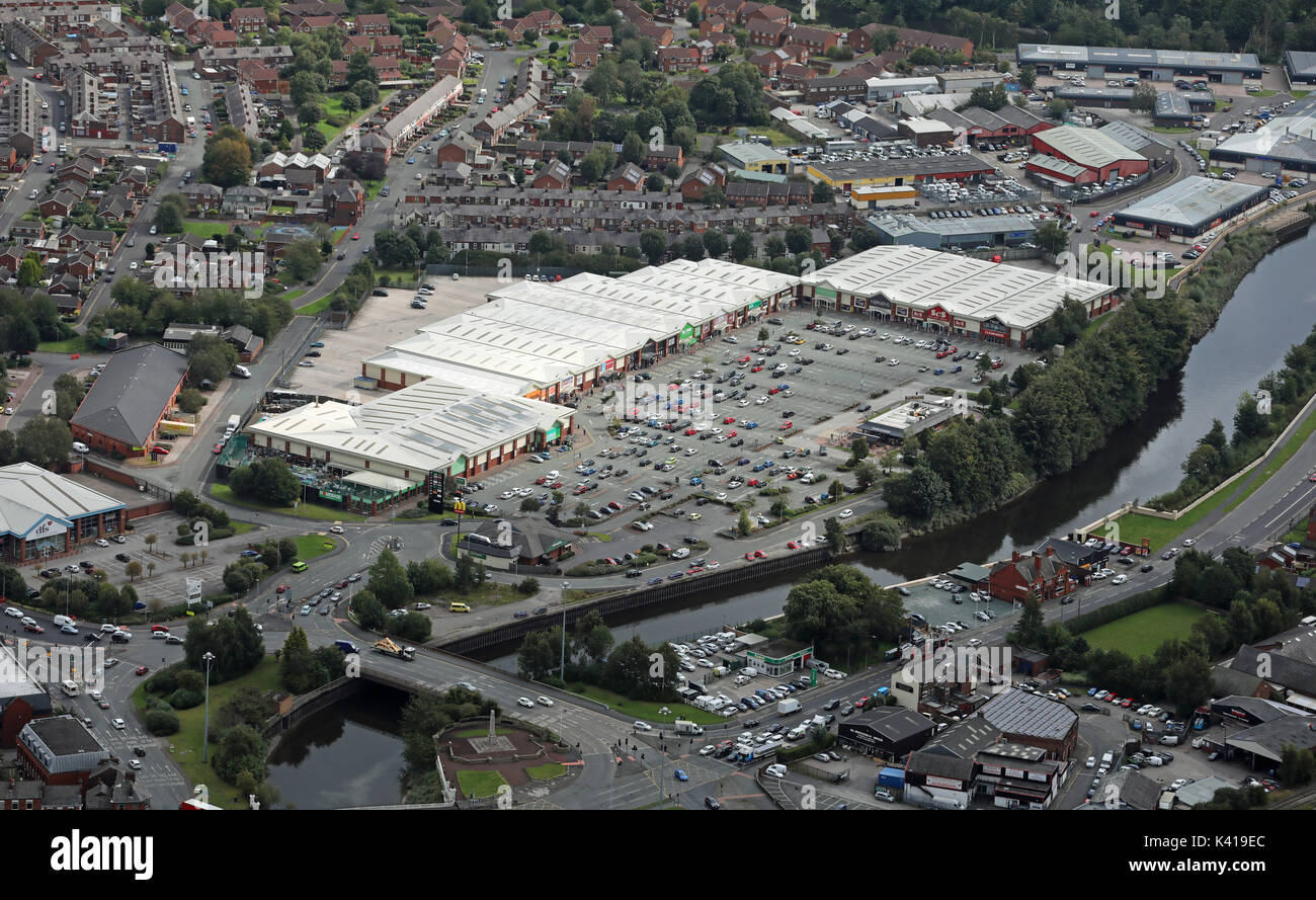 Vista aerea del Riverside Retail Park, Warrington, Cheshire, Regno Unito Foto Stock