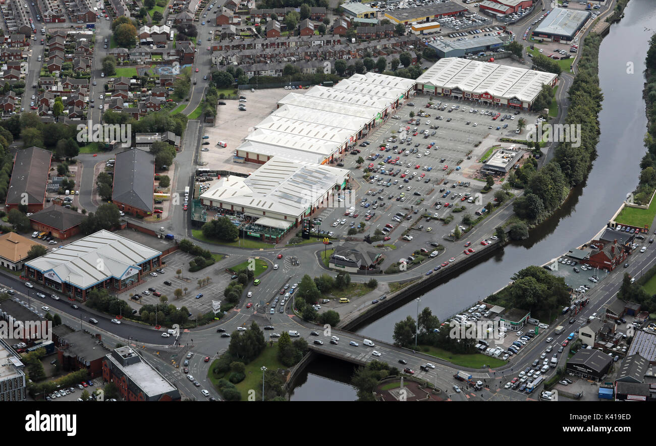 Vista aerea del Riverside Retail Park, Warrington, Cheshire, Regno Unito Foto Stock