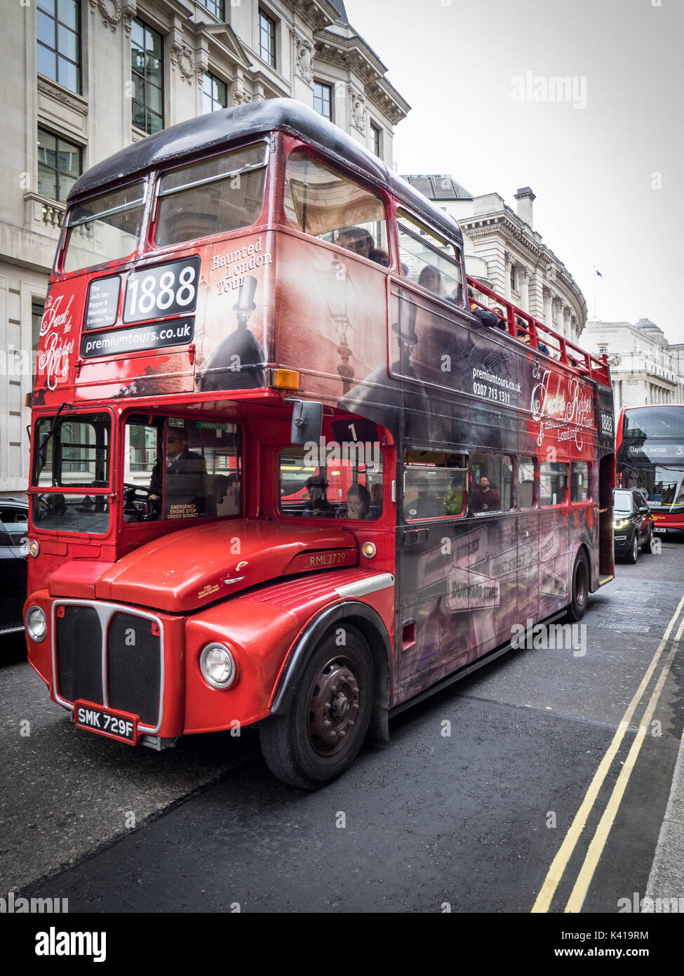 Turismo a Londra - Jack lo Squartatore a sommità aperta bus tour nella città di London financial district Foto Stock