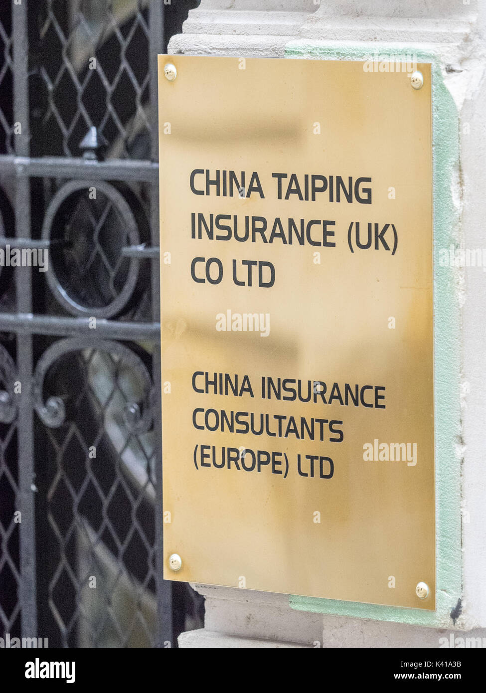 Cina Taiping assicurazione nella City di Londra il quartiere finanziario. Targa in ottone presso l'entrata. Foto Stock