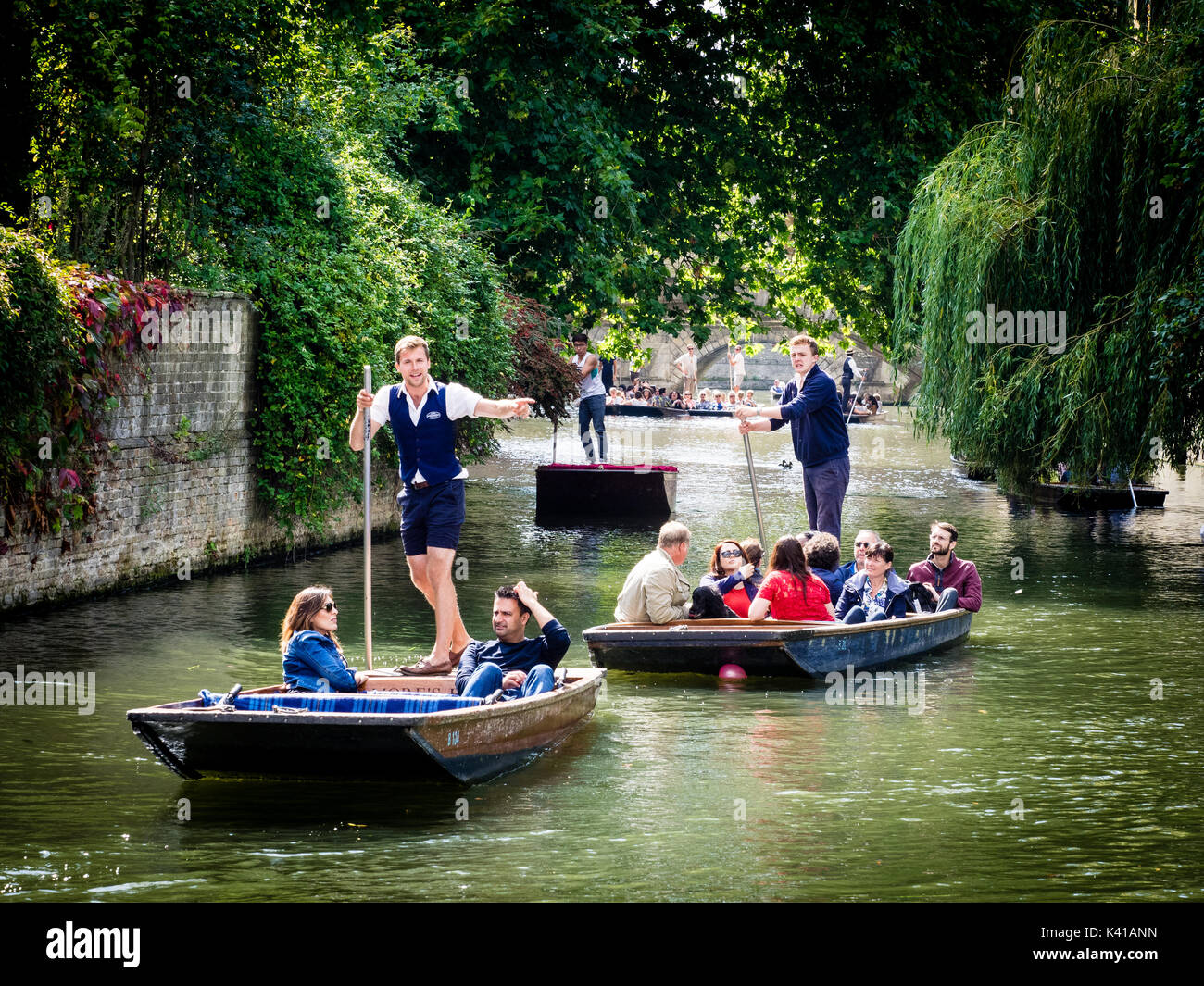 Cambridge Turismo - turisti Punting on the River Cam a Cambridge UK Foto Stock