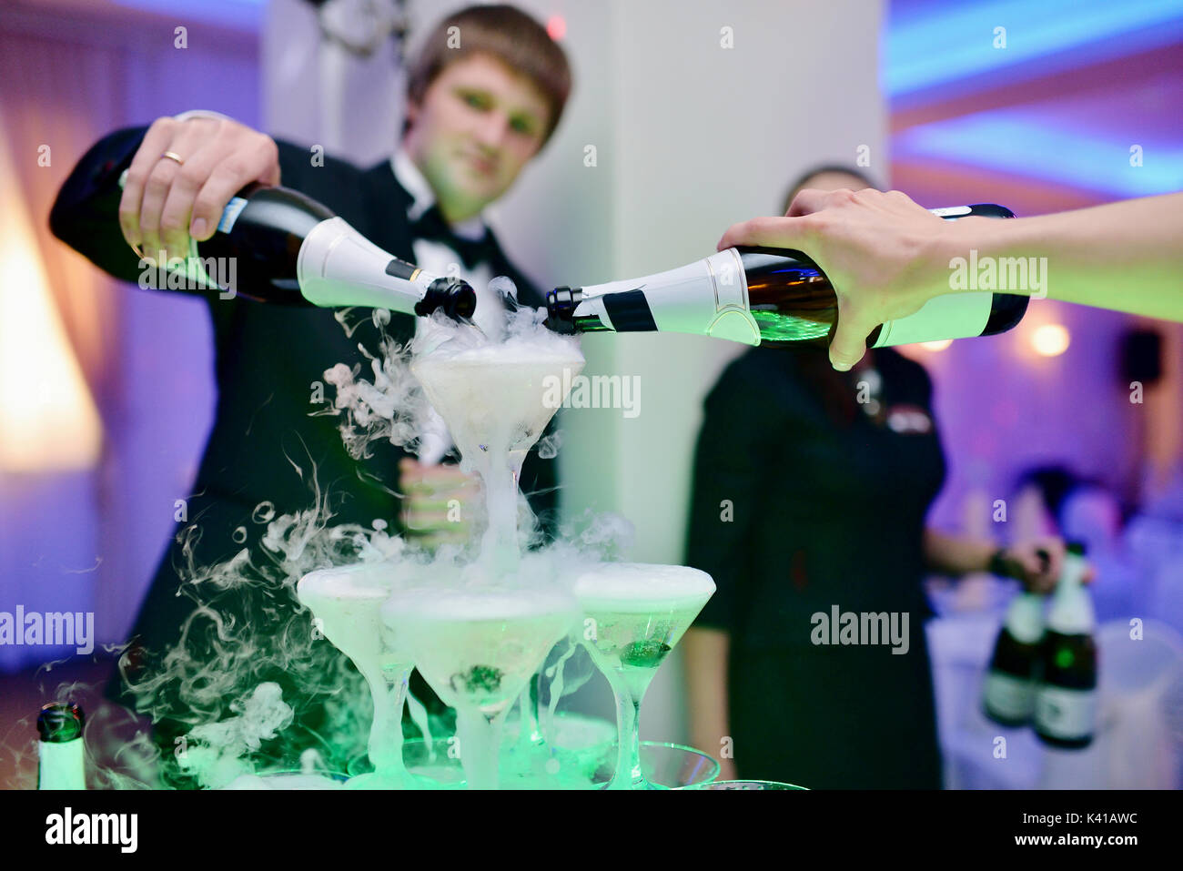 Bella coppia di nozze è versando champagne in ambienti interni Foto Stock