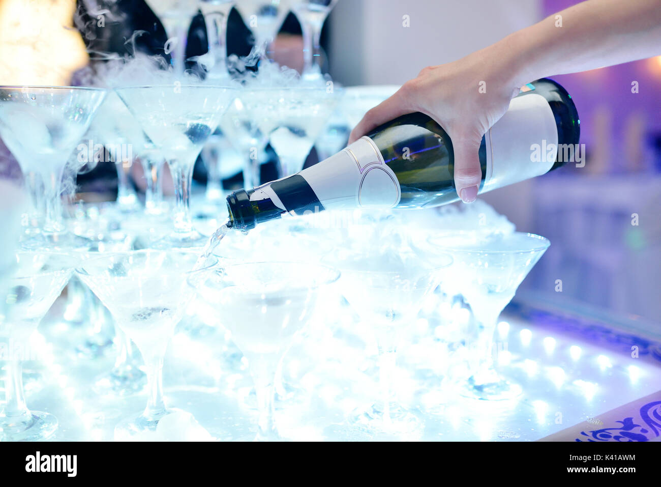 Bella coppia di nozze è versando champagne in ambienti interni Foto Stock