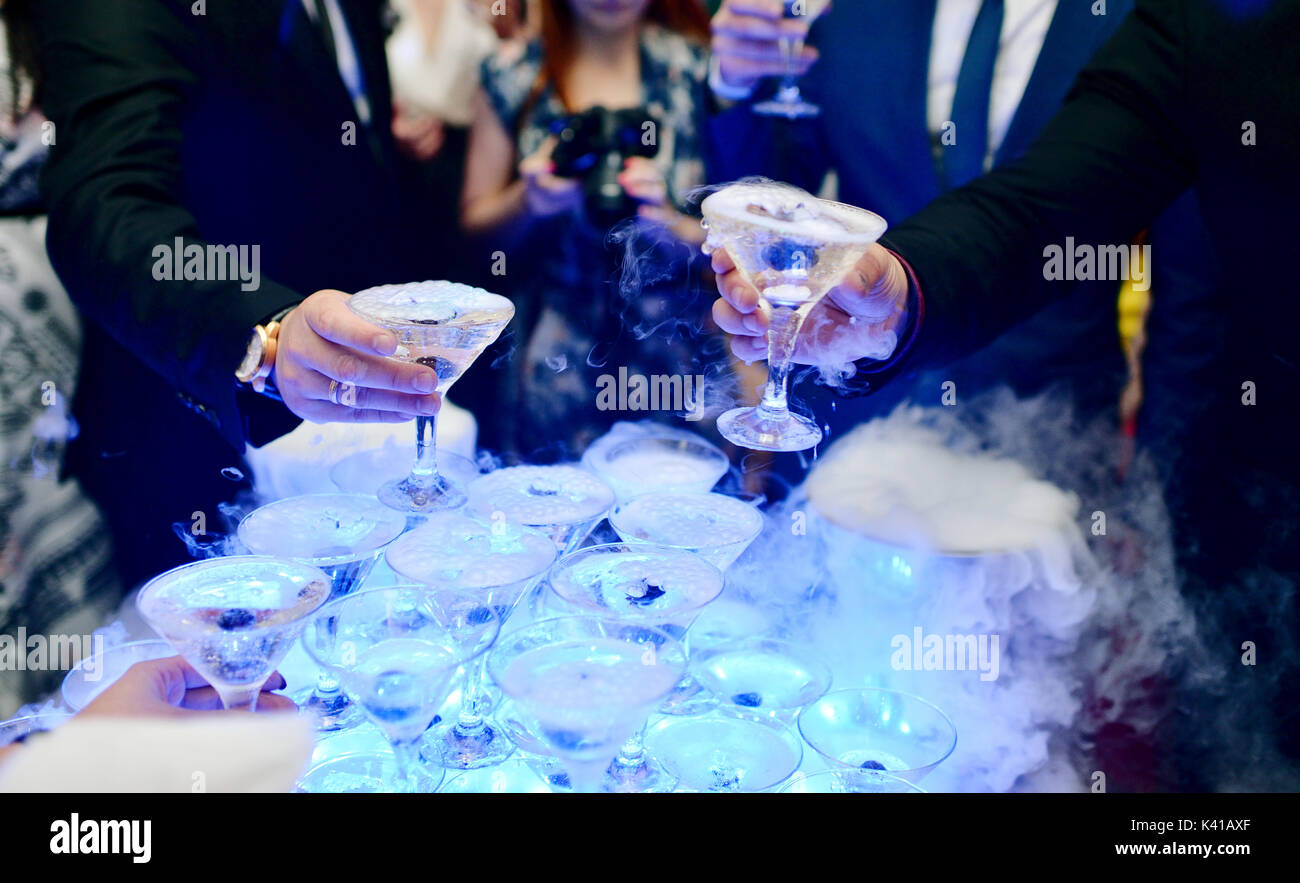 Bella coppia di nozze è versando champagne in ambienti interni Foto Stock