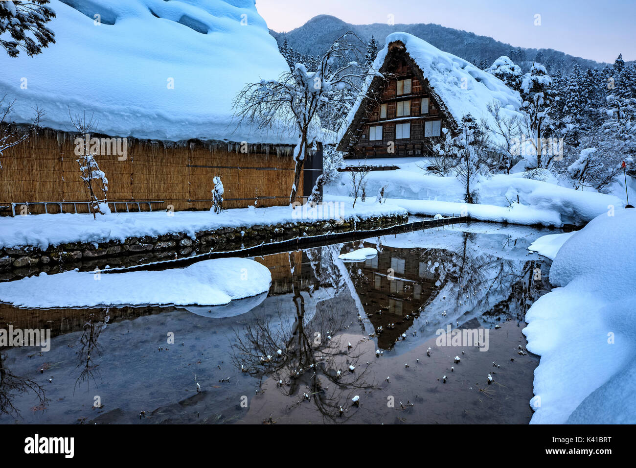 Villaggio di Shirakawa in inverno, Giappone Foto Stock Villaggio di Shirakawa in inverno, Giappone Foto Stock