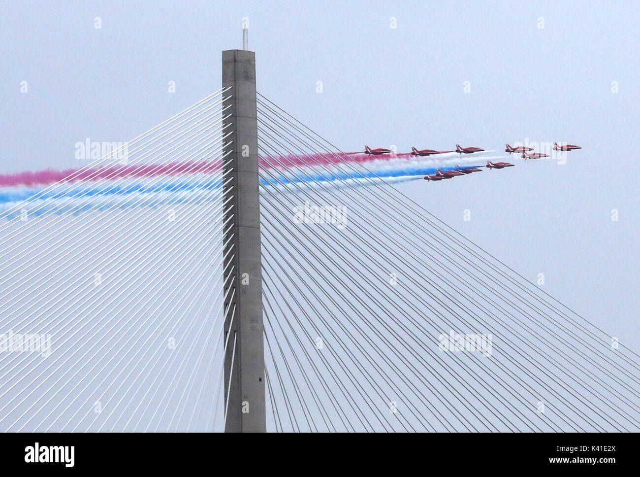 Le frecce rosse volare passato durante l'apertura ufficiale del Queensferry Crossing. Foto Stock