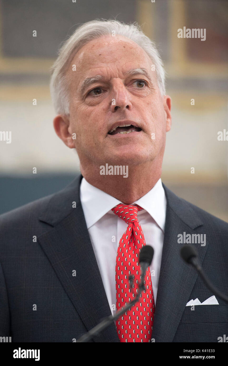 FirstGroup chief executive Tim O'Toole parla come South Western Railway lancia il suo nuovo marchio presso la stazione di Waterloo in centro a Londra. Foto Stock