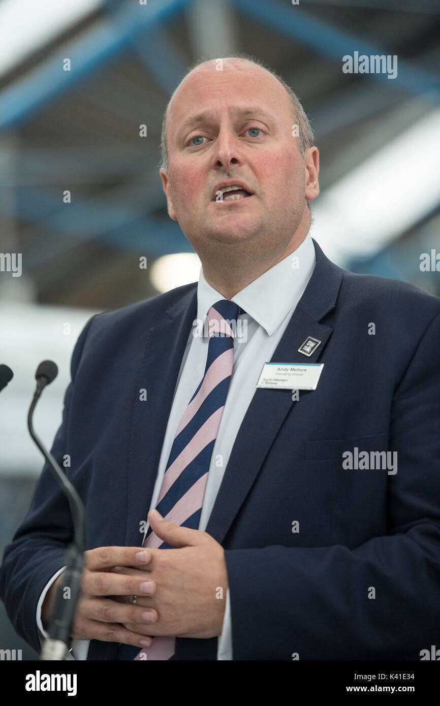 South Western Railway managing director Andy Mellors parla come azienda di funzionamento del treno lancia il suo nuovo marchio presso la stazione di Waterloo in centro a Londra. Foto Stock
