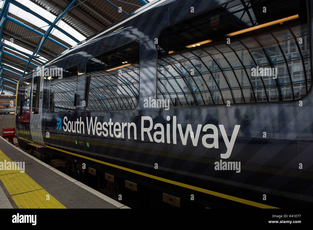 South Western Railway è prima completamente-classe liveried 444 treno arriva nella ex terminal internazionale di Waterloo Station nel centro di Londra come il treno operating company lancia il suo nuovo marchio. Foto Stock