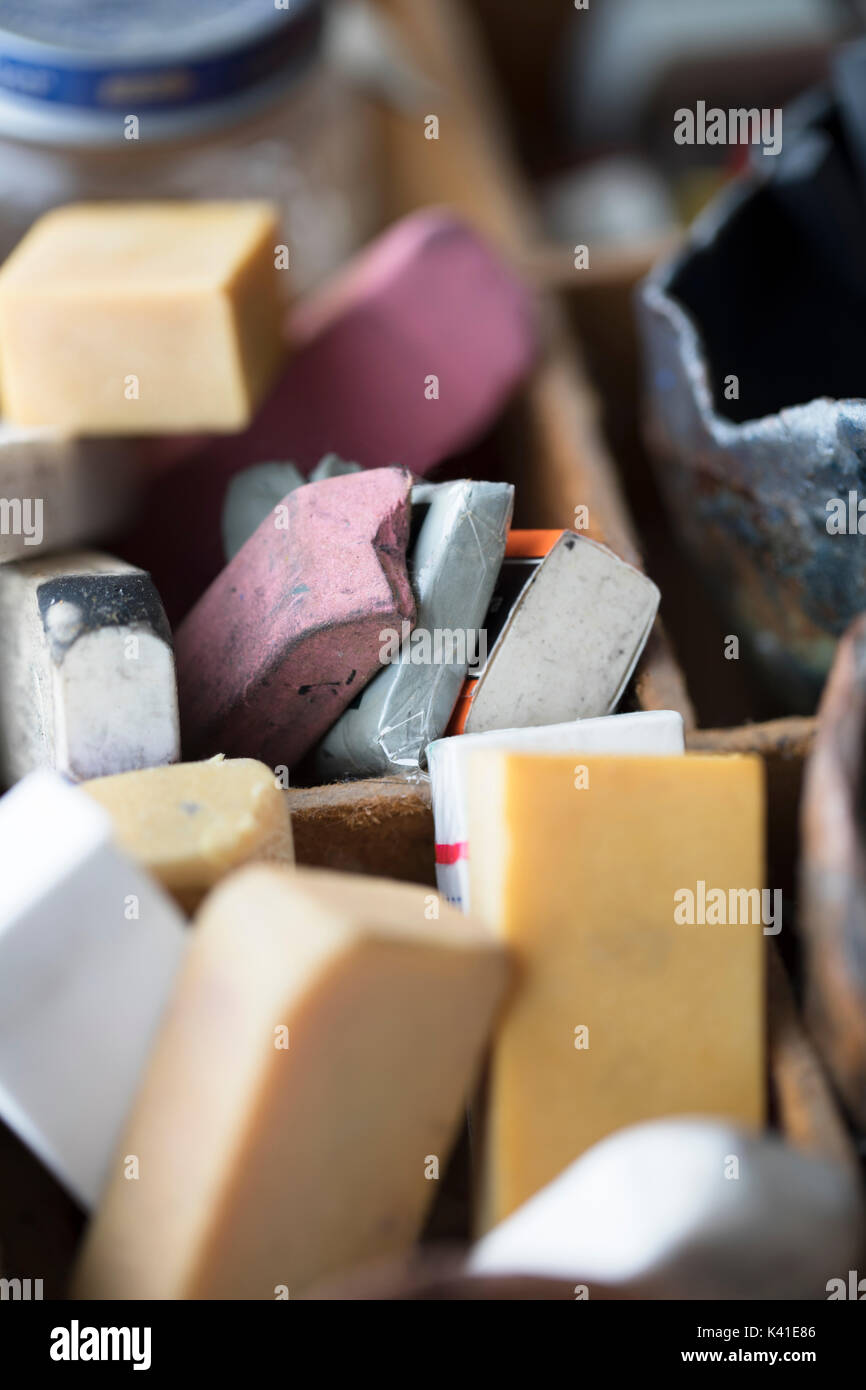 Collezione di vecchi e sporchi utilizzato gomme in artista del vassoio di alimentazione Foto Stock