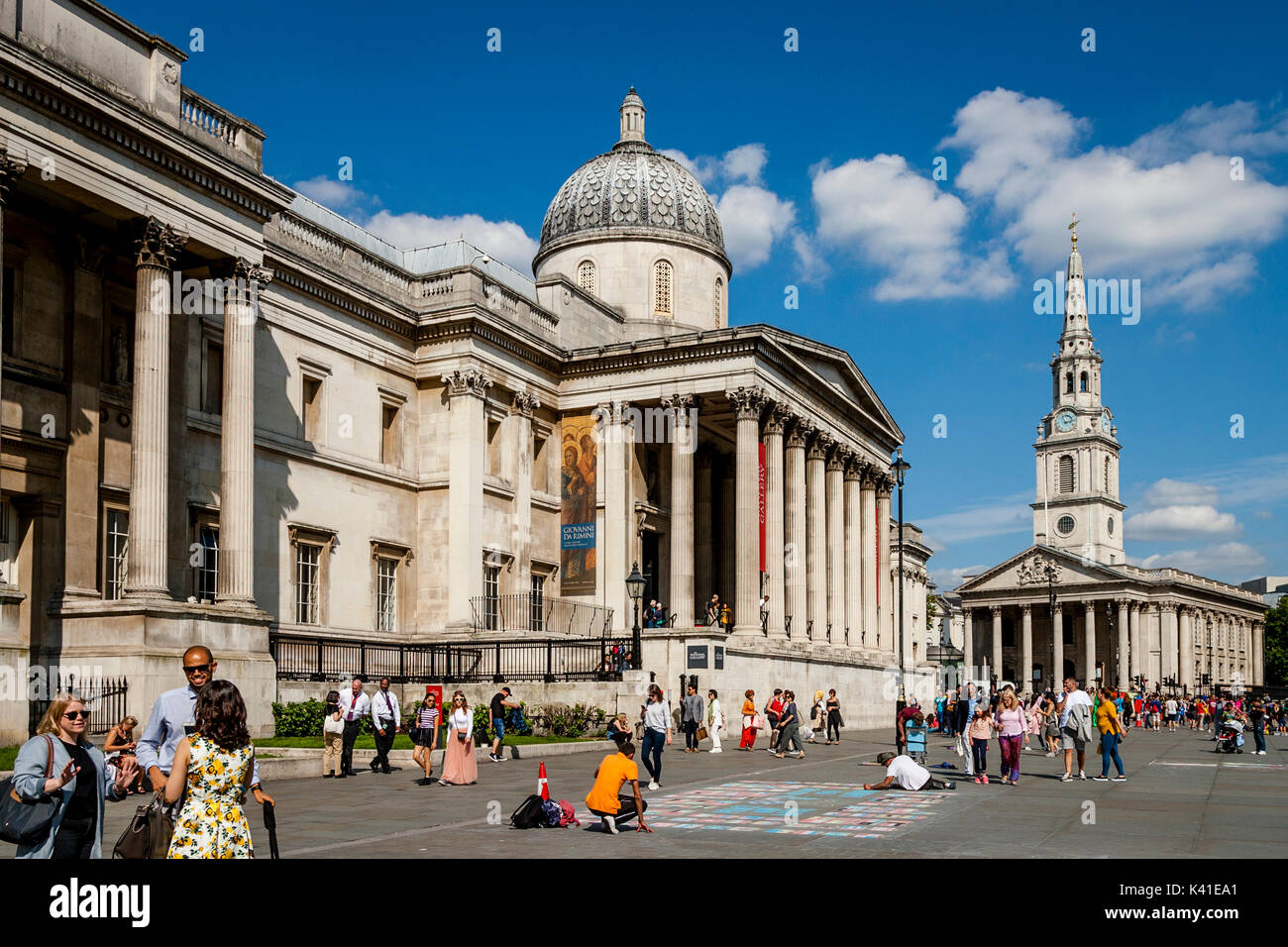 La National Gallery e St Martin-In-The-Fields Chiesa, Trafalgar Square, London, Regno Unito Foto Stock