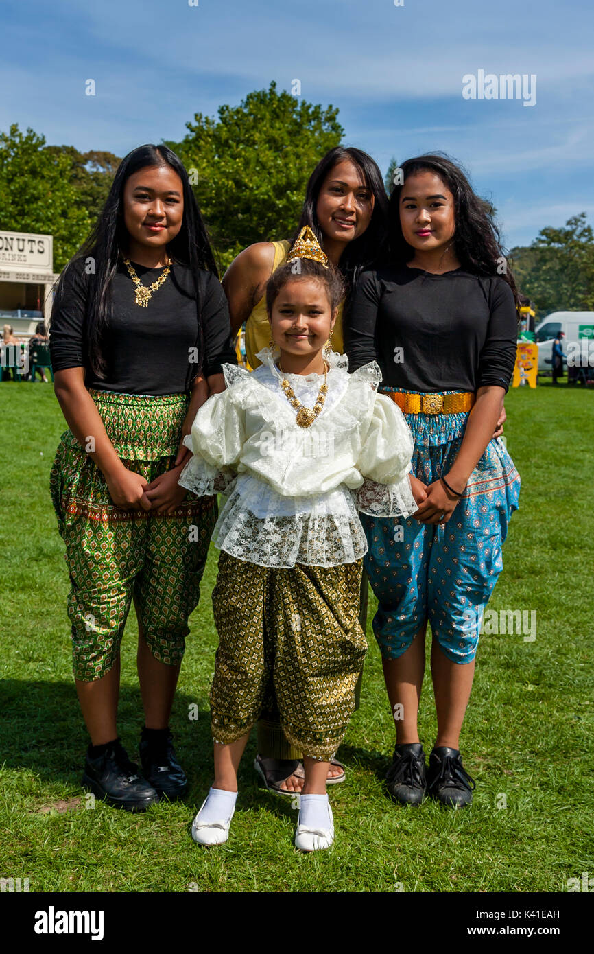 Un Anglo famiglia Thai in tradizionale costume tailandese, Brighton festival Tailandese, Brighton, Sussex, Regno Unito Foto Stock