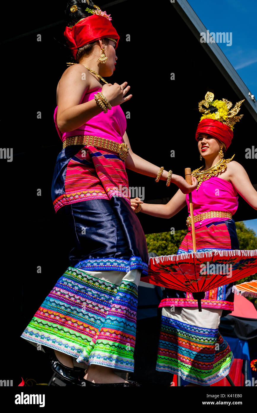 Tailandese tradizionale ballerini eseguono sul palco del Brighton festival Tailandese, Brighton, Sussex, Regno Unito Foto Stock