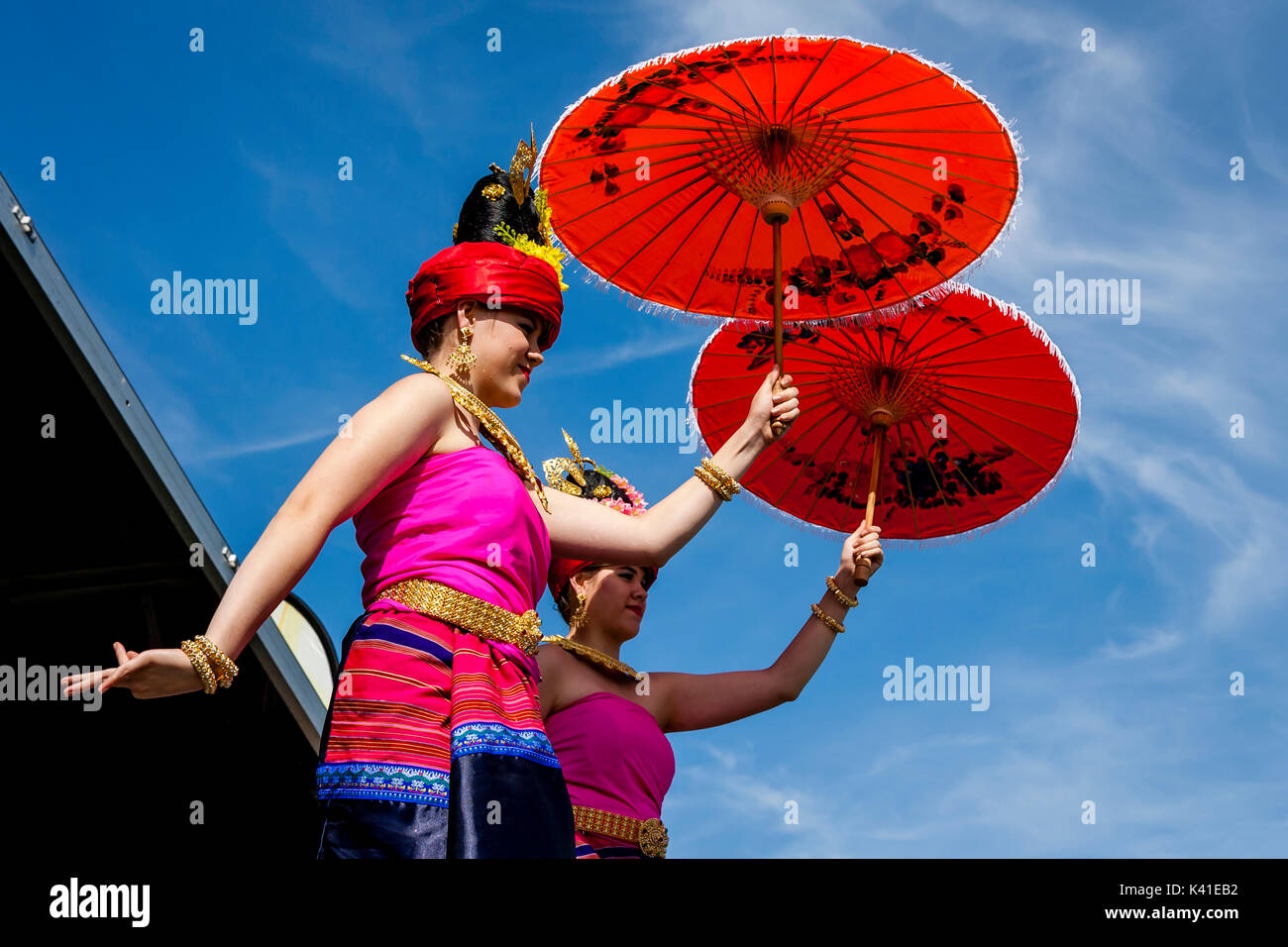 Tailandese tradizionale ballerini eseguono sul palco del Brighton festival Tailandese, Brighton, Sussex, Regno Unito Foto Stock