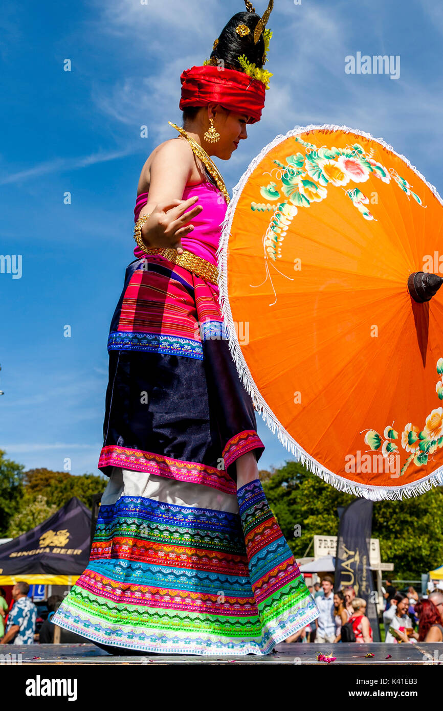Un tradizionale tailandese esegue ballerino sul palco del Brighton festival Tailandese, Brighton, Sussex, Regno Unito Foto Stock