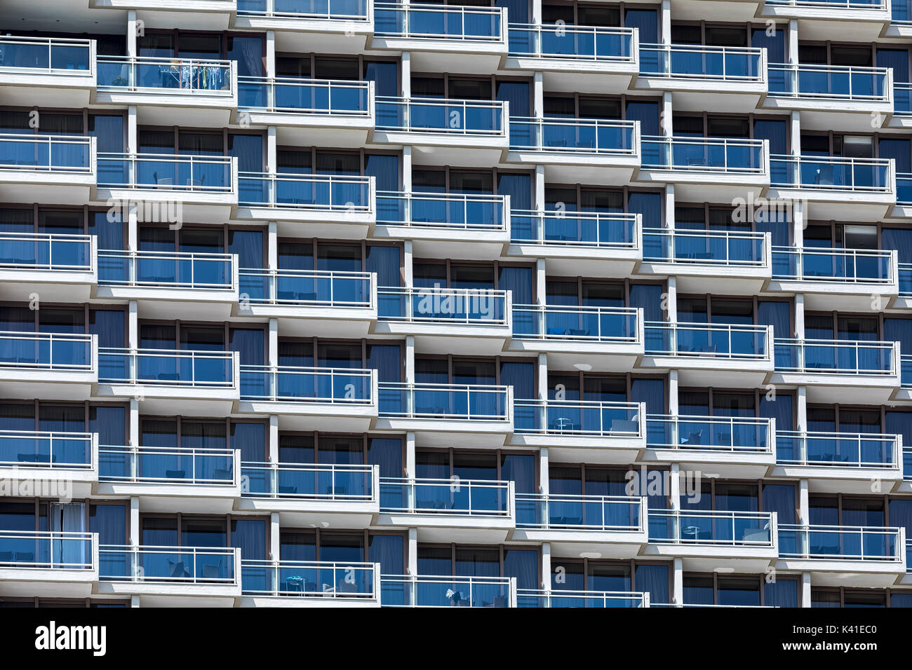 Righe di balconi su un hotel moderno edificio a Tel Aviv, Israele. Foto Stock