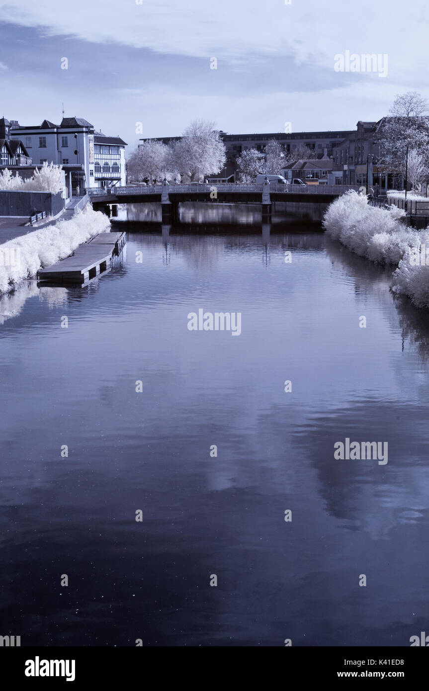 Vista a raggi infrarossi lungo il fiume in tono del centro di Taunton, Somerset, verso il ponte e Dellars Quay in Bridge Street Foto Stock