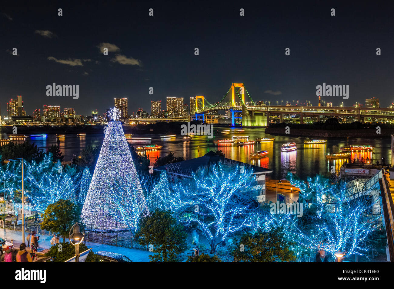 Illuminata Rainbow Bridge a Tokyo in Giappone Foto Stock