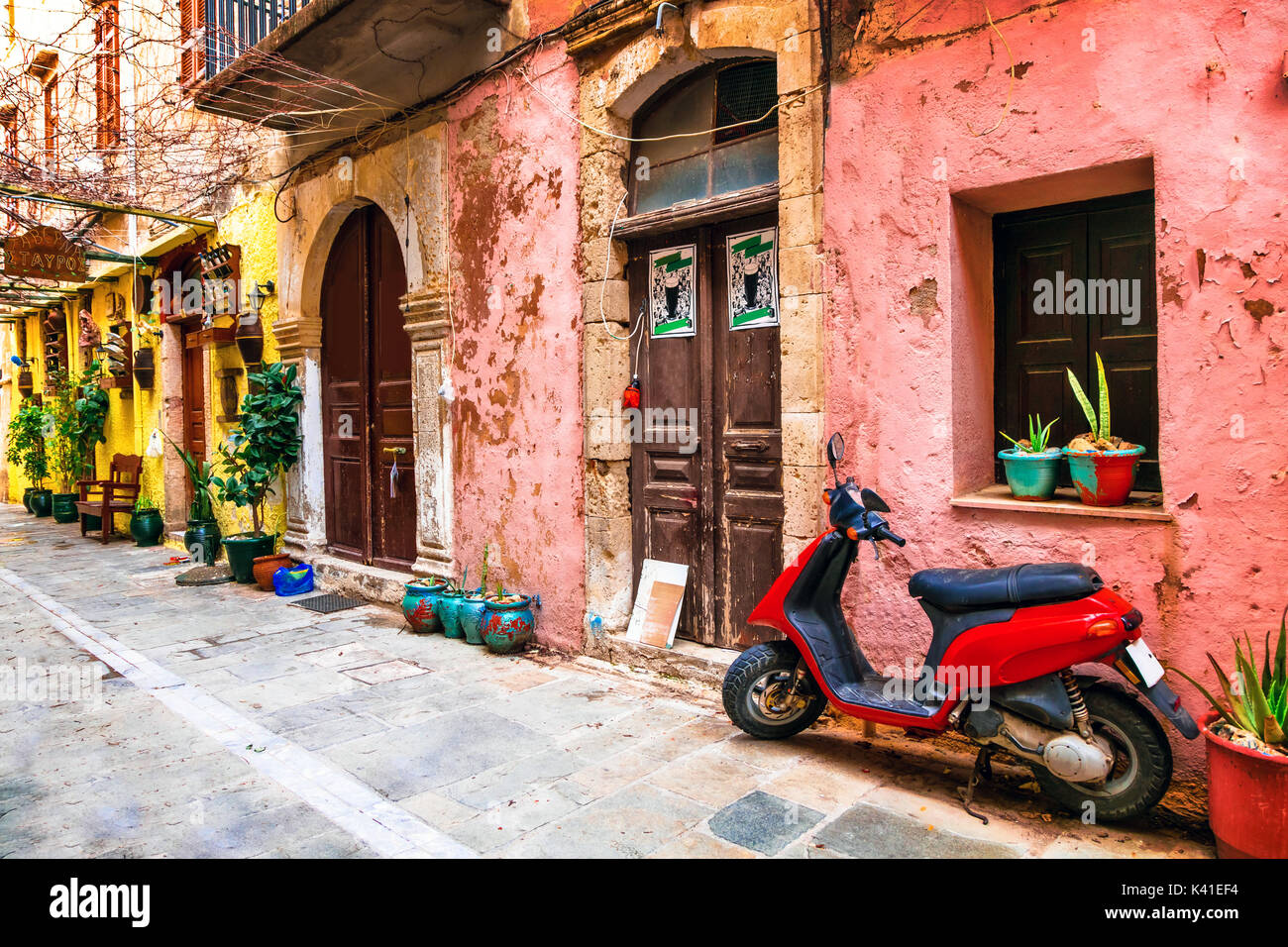 Affascinante colorate strade della città vecchia di Rethymno. Isola di Creta, Grecia Foto Stock